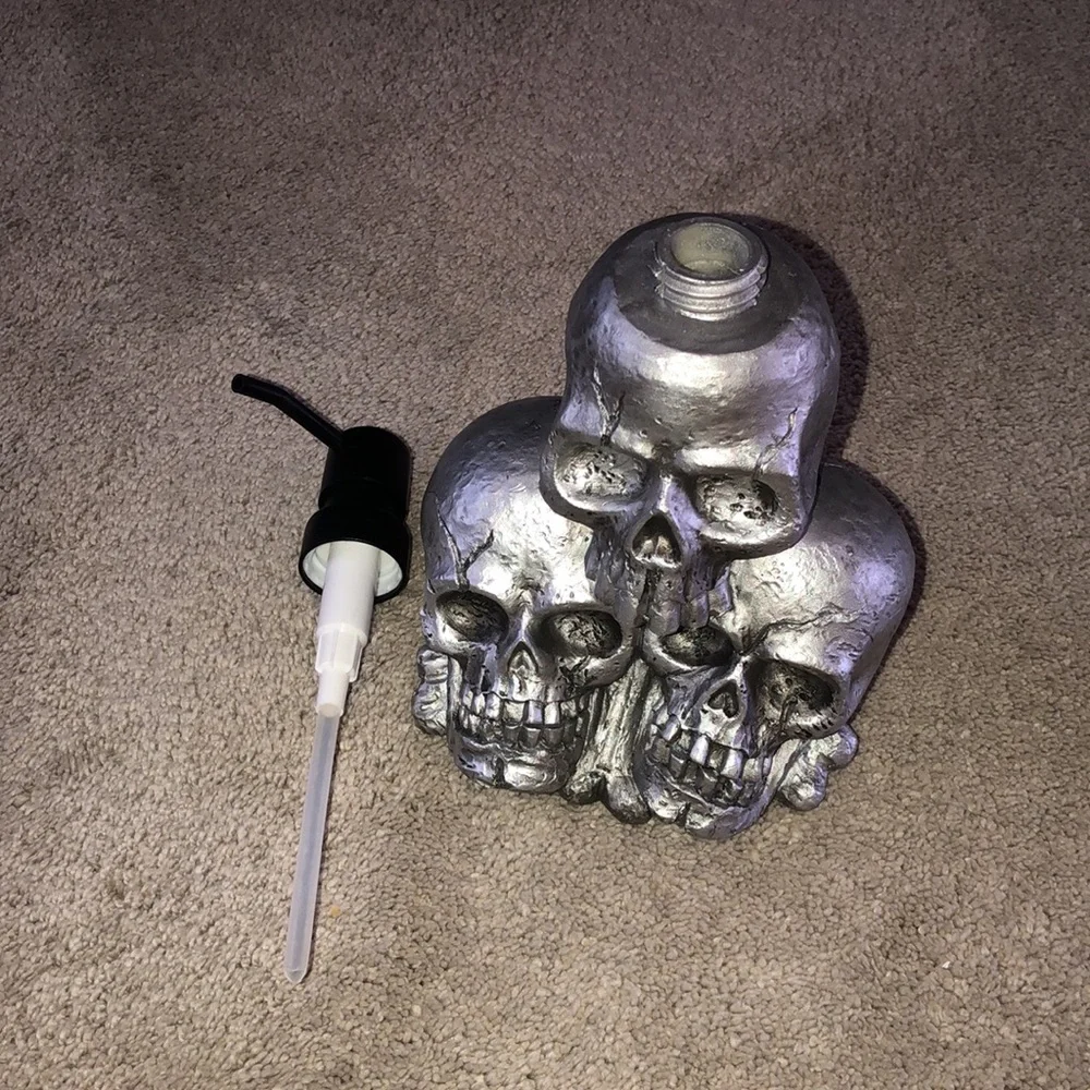 Goth Halloween‎ Skull Skulls Soap Dispenser Silver Black